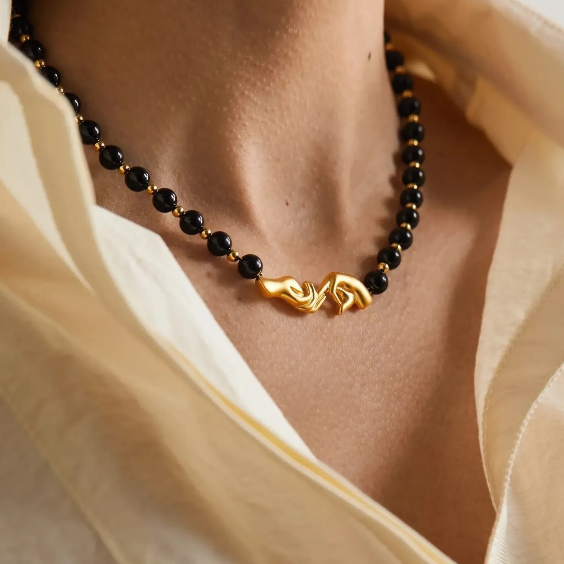 Colliers<Anissa Kermiche Collier Les Mains